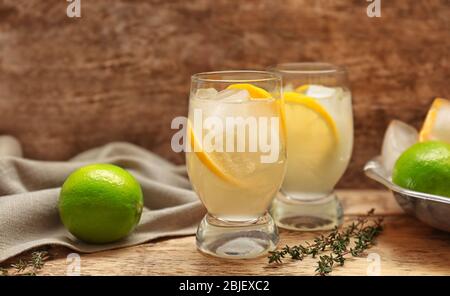 Erfrischende Cocktails mit Zitrone auf Holztisch Stockfoto