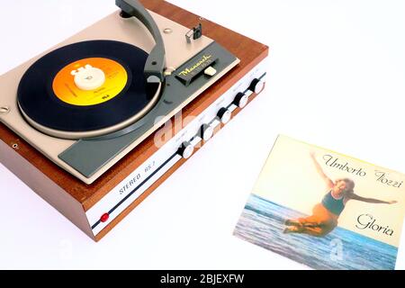 UMBERTO TOZZI, Gloria und Aria di Lei, 1979 Vinyl Record CBS Label auf 1966 MONARCH Record Player Stockfoto