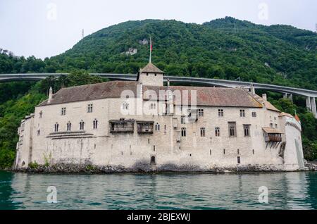 Außenansicht des Schlosses Chillon und des Autobahnviadukts Chillon während der Fahrt mit dem Kreuzfahrtschiff von Villeneuve CGN nach Veytaux, Schweiz Stockfoto