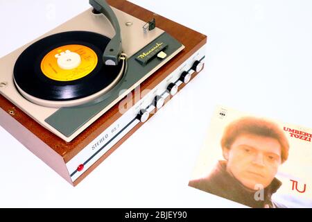 UMBERTO TOZZI, TU und Perdendo Anna, 1978 Vinyl Record CBS Label auf 1966 MONARCH Record Player Stockfoto