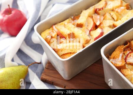 Frisch gebackener Brotpudding in Auflaufform, Nahaufnahme Stockfoto