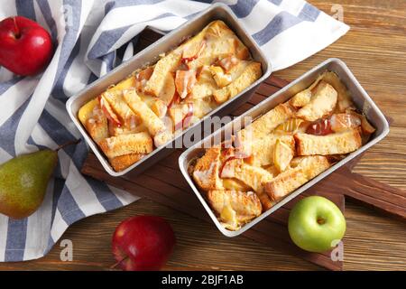 Frisch gebackener Brotpudding in Auflaufform auf Holztisch Stockfoto