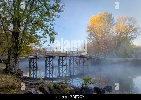 Herbstlichen Morgendämmerung am historischen Old North Bridge in Concord, Massachusetts, USA Stockfoto