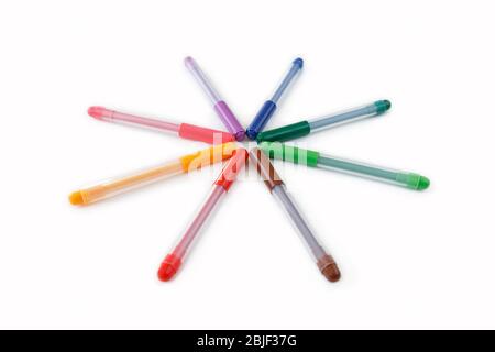 Nahaufnahme eines Sets von farbigen, regenbogenfarbenen Markern, niedrige Winkelansicht. Isoliert auf weißem Hintergrund mit Beschneidungspfad. Stockfoto
