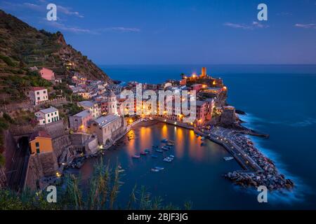 Blick in die Dämmerung über Vernazza - eine der Cinque Terre entlang der Küste Liguriens, Italien Stockfoto