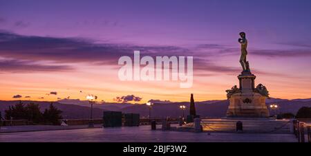 Kopie von Michelangelos 'David' bei Sonnenaufgang an der Piazzala Michelangelo, Florenz, Toskana Italien Stockfoto