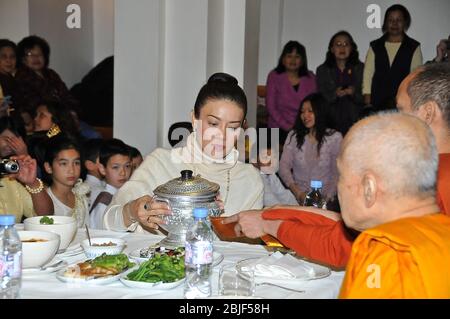 Prinz Dipangkorn Rasmijoti wurde am 29. April 2005 in Siriraj Hospitalin Bangkok geboren.am 15. Juni 2005 verkündete König Bhumibol Adulyadej den Namen des Prinzen, seine Mutter ist Srirasmi Suwadee die Könige dritte legale Frau. Sie besuchte Großbritannien und brachte ihren Sohn zu einer Segenszeremonie im Buddhapadipa Thai Tempel in Wimbledon, London, Großbritannien und nach der Zeremonie ging in die Tempelhalle, um die Kinder und die Lehrer der Thai-Schule in Wimbledon zu treffen.Sie überreichte den Mönchen Essen und die Kinder und dort Lehrer treffen. Stockfoto