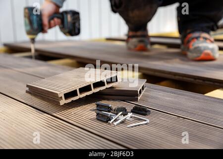 wpc Terrassenbau - Arbeiter Installation Holz Kunststoff Verbunddielen Stockfoto