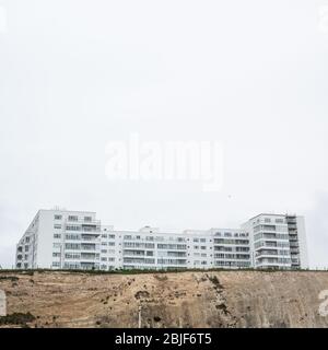 Marine Gate ist ein Art-Deco-Wohnblock in der Marine Gate Society Road in der Nähe der Klippe von Brighton Marina, East Sussex, Großbritannien. Stockfoto