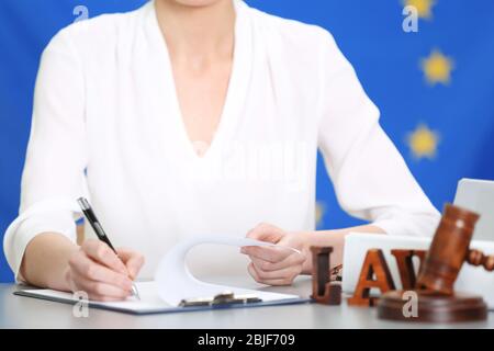 Richterin arbeitet mit Dokumenten und Rechtsbeiliegen auf dem Tisch Stockfoto