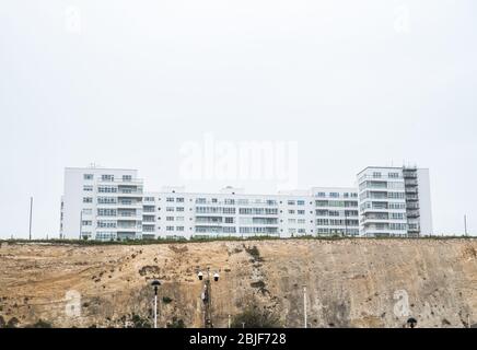 Marine Gate ist ein Art-Deco-Wohnblock in der Marine Gate Society Road in der Nähe der Klippe von Brighton Marina, East Sussex, Großbritannien. Stockfoto