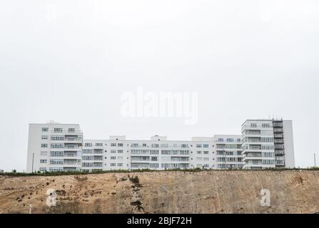 Marine Gate ist ein Art-Deco-Wohnblock in der Marine Gate Society Road in der Nähe der Klippe von Brighton Marina, East Sussex, Großbritannien. Stockfoto