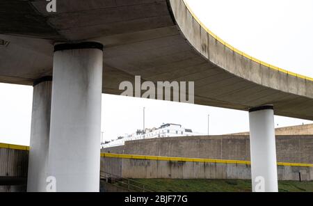 Marina Way Zubringestraße vom Marine Drive nach Brighton Marina mit dem denkmalgeschützten Arundel House im Hintergrund eingequetscht. East Sussex, Großbritannien. Stockfoto