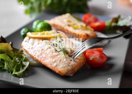 Köstliche geröstete Lachsfilets auf Teller Stockfoto