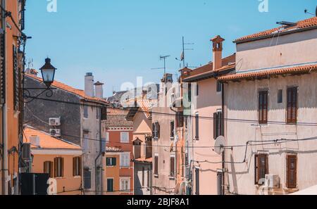 Verschiedene Gebäude in der Altstadt von Rovinj, Halbinsel Istrien in Kroatien. Die Stadt ist im Sommer ein beliebtes Touristenziel Stockfoto