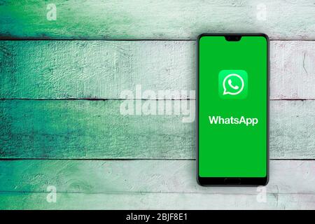 BARCELONA, APRIL 29: Smartphone mit WhatsApp Social Media App Logo auf dem Bildschirm am 31. April 2020 in Barcelona Stockfoto