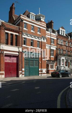 Kunsthandwerk viktorianische Architektur Red Brick West Kensington 22 Avonmore Road, Hammersmith, London W14 8RU von James Maclaren Stockfoto