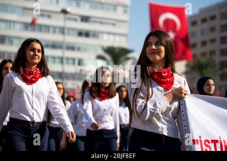 Izmir, Türkei - 29. Oktober 2019: Porträts junger türkischer Frauen, die am Tag der Republik Türkei in Izmir, Türkei, spazieren. Stockfoto