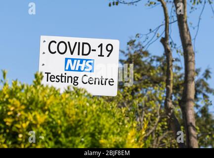 NHS COVID19 Testzentrum Zeichen. Schild für das Coronavirus-Testzentrum. Schild mit dem Standort der COVID-19-Testanlage. Stockfoto