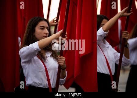 Izmir, Türkei - 29. Oktober 2016. Rote türkische Flaggen und junge Studentinnen halten sie bei der Zeremonie am Cumhuriyet Square Alsancak in Izmir. In Der Republik Stockfoto