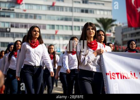 Izmir, Türkei - 29. Oktober 2019: Porträts junger türkischer Frauen, die am Tag der Republik Türkei in Izmir, Türkei, spazieren. Stockfoto