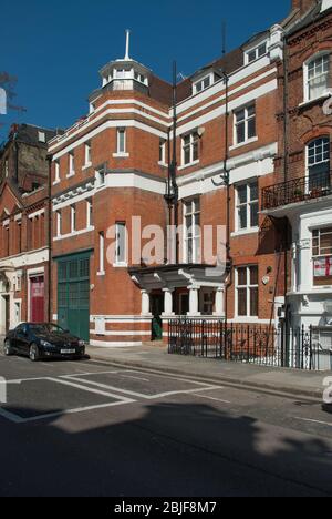 Kunsthandwerk viktorianische Architektur Red Brick West Kensington 22 Avonmore Road, Hammersmith, London W14 8RU von James Maclaren Stockfoto