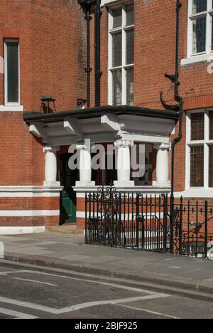 Kunsthandwerk viktorianische Architektur Red Brick West Kensington 22 Avonmore Road, Hammersmith, London W14 8RU von James Maclaren Stockfoto
