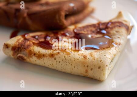 Selektiver Fokus. Leckeres Frühstück mit Pfannkuchen und Orangensaft auf Holztablett Stockfoto