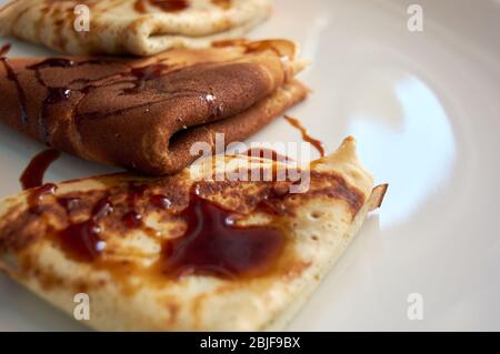 Selektiver Fokus. Leckeres Frühstück mit Pfannkuchen und Orangensaft auf Holztablett Stockfoto