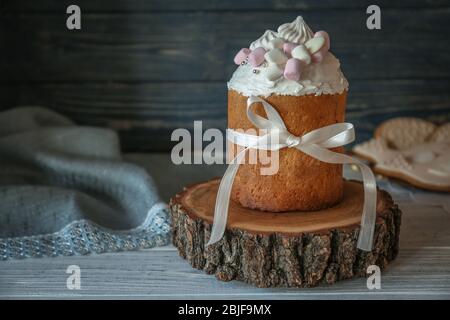 Leckere Osterkuchen mit Marshmallows auf Stumpf Stockfoto