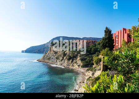 Calpe, Spanien, 01. Januar 2020: La Muralla Roja Gebäude, Rote Wand Gebäude in Calpe, Spanien Stockfoto