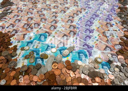 Britische Pfund-Banknoten und -Münzen. Neue Polymer £5, £10 und £20 Noten und alle Münzen von 1 Penny bis £2. Stockfoto