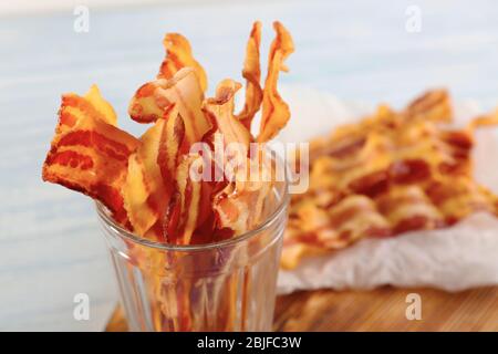 Leckere Schinkenscheiben im Glas, Nahaufnahme Stockfoto