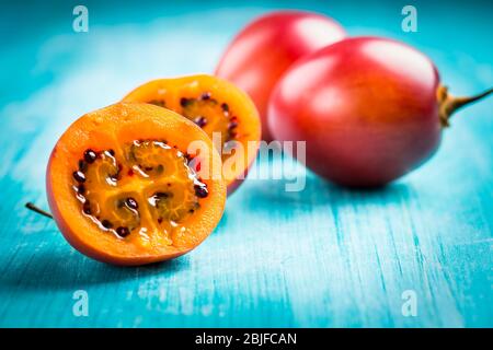 Frische Tamarillo-Frucht auf Holzhintergrund Stockfoto