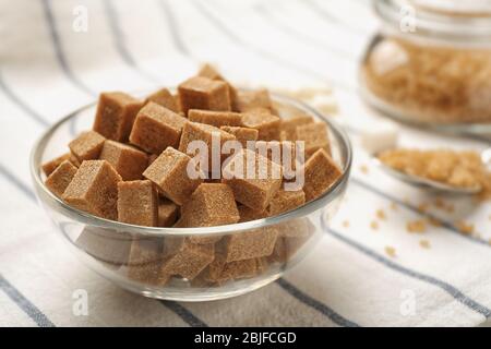 Schüssel mit braunem Zucker auf Serviette Stockfoto