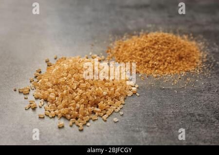 Haufen brauner Zucker auf dem Tisch Stockfoto