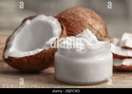 Frisches Kokosöl im Glas auf Holztisch Stockfoto
