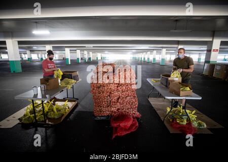 Henderson, NV, USA. April 2020. Freiwillige, die am 29. April 2020 bei einem Coronavirus-Pandemie-Support-Drive-Up-Vertrieb von Lebensmitteln und Schulmaterial im Sunset Station Casino in Henderson, NV, abgebildet sind. Das Distrubution Center war eine gemeinsame Anstrengung von Station Casinos, Three Square Food Bank, der Direct Care to Kids Initiative, Communities in Schools of Nevada, Spread the Word Nevada und der Public Education Foundation. Quelle: Erik Kabik Photography/Media Punch/Alamy Live News Stockfoto