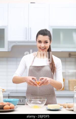 Schöne junge Frau Kochen in der Küche Stockfoto