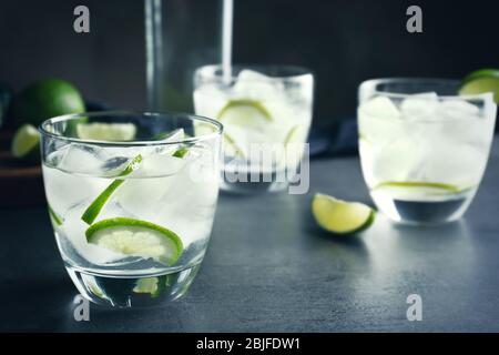 Alkohol-Cocktail mit Limette auf dem Tisch Stockfoto