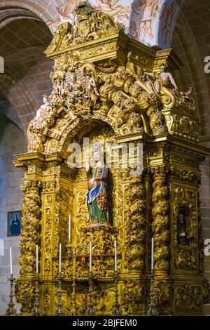 Statue der schwangeren Madonna - Maria Unsere Liebe Frau - in vergoldeter Umgebung in der Kathedrale von Evora (SE) in Portugal Stockfoto