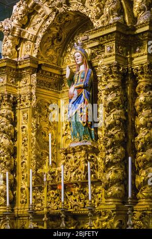 Statue der schwangeren Madonna - Maria Unsere Liebe Frau - in vergoldeter Umgebung in der Kathedrale von Evora (SE) in Portugal Stockfoto