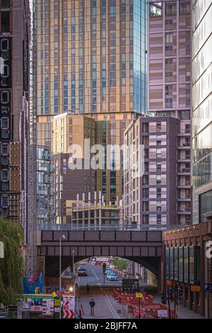 Ein Blick auf eine Reihe von Wohnanlagen in der Greengate-Gegend von Salford, wie aus Manchester City Centre gesehen. Stockfoto