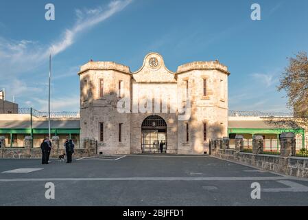 An einem Frühlingsnachmittag stehen Reiseleiter vor dem Fremantle Prison Gatehouse Stockfoto