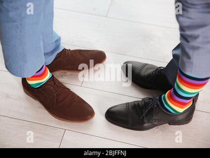 Gay paar mit bunten Socken auf hellen Boden Stockfoto