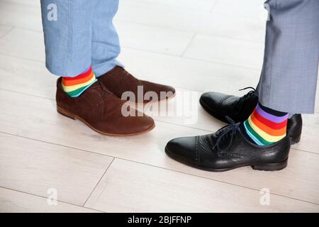 Gay paar mit bunten Socken auf hellen Boden Stockfoto