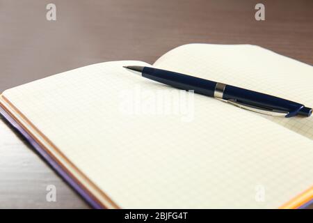 Leeres Notizbuch mit Stift auf dem Tisch. Konzept des Vorstellungsgesprächs Stockfoto