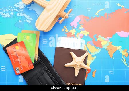 Kreditkarten mit Geldbörse und Reisepass auf Weltkarte Hintergrund Stockfoto