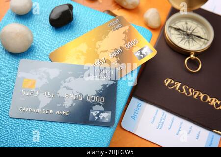 Kreditkarten mit Pass und Ticket für Ferien, Nahaufnahme Stockfoto