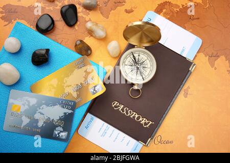 Kreditkarten mit Pass und Ticket für Urlaub auf Weltkarte Hintergrund Stockfoto